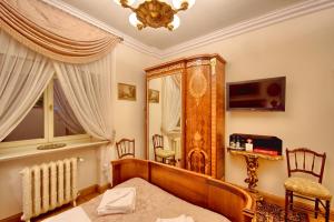 Schlafzimmer mit einem Bett und einem Spiegel in der Unterkunft Pałac Tłokinia in Kalisz