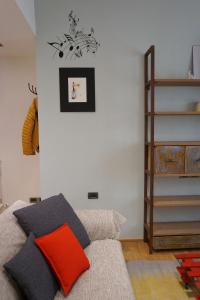 a living room with a couch and a shelf at Interno 10 in La Spezia