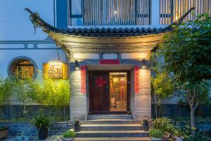 大理晏清山居客栈外面的花园