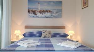 Tempat tidur dalam kamar di Apartments Villa Sirena