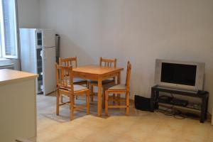 コロブリエールにあるLes Capena 1のキッチン(テーブル、椅子、テレビ付)