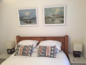 ニューキーにあるSeaQuest 5のベッドルーム1室(壁に2枚の写真が飾られたベッド1台付)