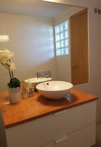 baño con lavabo blanco en la encimera en The Sun House en Santa Iria da Azóia