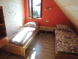 a small room with two beds in a cabin at Ptasi Folwark in Dolistowo