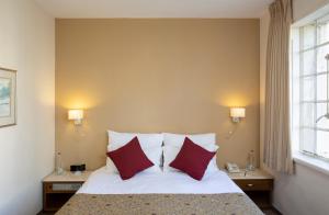 Letto o letti in una camera di YMCA Three Arches Hotel