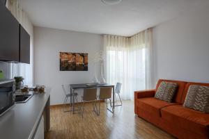 TV a/nebo společenská místnost v ubytování Vialeromadodici Rooms & Apartments