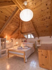A bed or beds in a room at Villa Status Még 37 kép