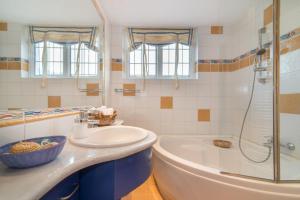 A bathroom at Villa Status