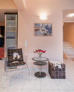 A seating area at Villa Status