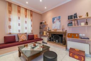A seating area at Villa Status