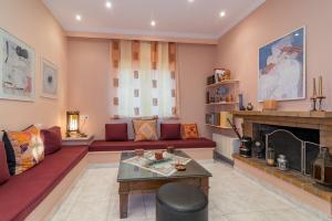 A seating area at Villa Status