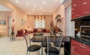 A kitchen or kitchenette at Villa Status