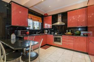 A kitchen or kitchenette at Villa Status