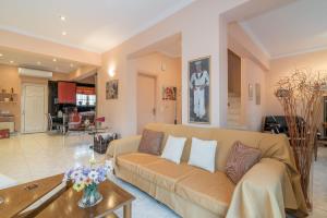A seating area at Villa Status