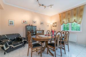 A seating area at Villa Status