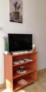 TV/trung tâm giải trí tại Apartments&Rooms Miro Sea view - near Beach