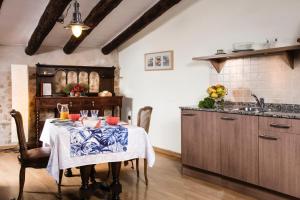 Apartamentos Can Juver في بيسييت: مطبخ مع طاولة عليها قطعة قماش