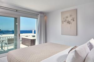 Letto o letti in una camera di Manoula's Beach Mykonos Resort