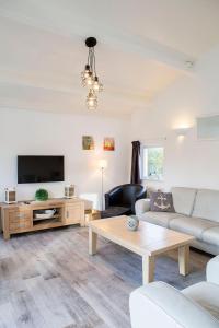 sala de estar con sofá y mesa en Haags Duinhuis - familyfriendly holidayhome en The Hague