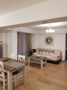a living room with a couch and a table at apartament 2 camere ultracentral in Râmnicu Vâlcea