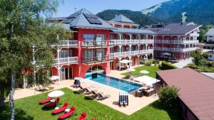  Elle offre une vue aérienne sur un hôtel doté d'une piscine. dans l'établissement Das Hotel Eden - Das Aktiv- & Wohlfühlhotel in Tirol auf 1200m Höhe, à Seefeld in Tirol