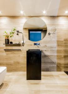uma casa de banho com um lavatório e um espelho em Hotel Pamplona Plaza em Pamplona