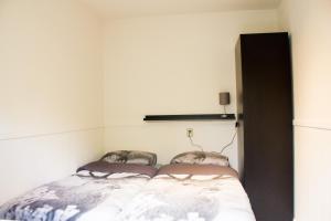 um quarto com duas camas num quarto em Knusse 5 Persoons Bungalow Hartje Veluwe em Otterlo