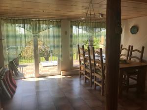 comedor con mesa, sillas y ventana en Haus Simon, en Vogelsang