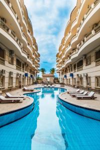 Bazén v ubytování Nour Plaza Hurghada Studio Sea view nebo v jeho okolí