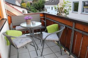 a patio with a table and chairs on a balcony at Ferienwohnung Stadtidyll in Michelstadt