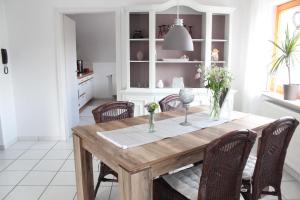 a dining room with a wooden table and chairs at Ferienwohnung Stadtidyll in Michelstadt