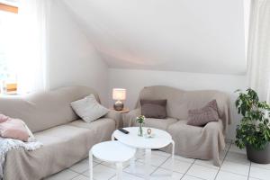 a living room with a couch and a table at Ferienwohnung Stadtidyll in Michelstadt