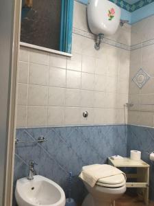 un baño con inodoro y lavabo en Casa Sandy, en Cefalú 21 fotos más