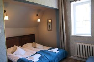 1 dormitorio con 1 cama con 2 toallas en Pensjonat Irena en Sopot
