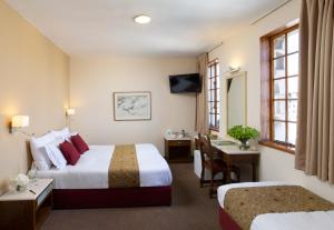 Letto o letti in una camera di YMCA Three Arches Hotel