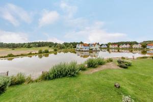 フォール・マオン・プラージュにあるResidence Belle Dune - maeva Homeの家屋を背景にした湖の景色