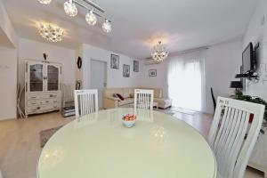 TV a/nebo společenská místnost v ubytování Luxury Apartman Rita, Center