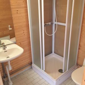 y baño con ducha y lavamanos. en Wannborga Vingård, en Köpingsvik