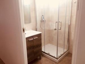 a bathroom with a shower and a sink at Piso céntrico Plaza Toros in Valencia