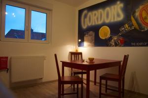 ein Esszimmer mit Tisch und Stühlen und ein Schild an der Wand in der Unterkunft Chez Joséphine in Saarbrücken