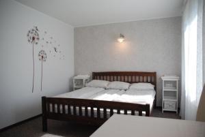 1 dormitorio con 1 cama y 2 mesitas de noche en Daissy Puhkeküla, en Mändjala
