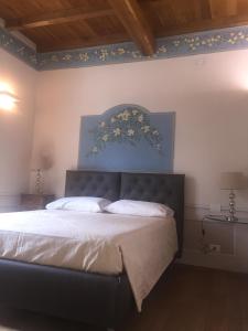 Un pat sau paturi într-o cameră la Palazzo Carasi Apartments