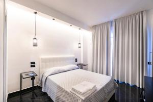 - une chambre blanche avec un lit et une fenêtre dans l'établissement Chez Anna B&B - Adults only, à Naples