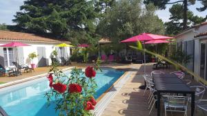 The swimming pool at or close to Le Soleil Do' Ré