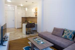 a living room with a couch and a table at Apartman Anna Tre Canne Budva in Budva