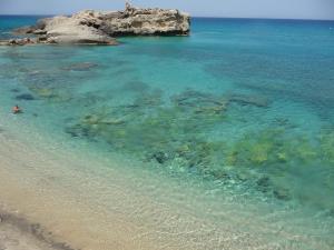 una vista aérea de una playa con rocas y agua en Oldwell Hotel, en Tropea