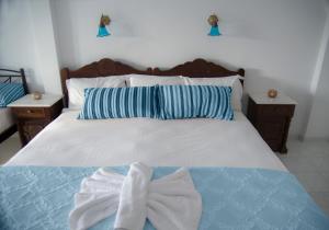 um quarto com uma cama com toalhas em Erato Apartments em Batsi