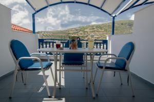 una mesa y sillas en un balcón con vistas en Erato Apartments, en Batsi