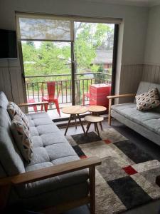 un salon avec un canapé et une table dans l'établissement Departamento Pucon, à Pucón