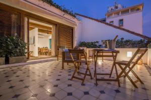 un patio con mesa y sillas en Sophia Hotel, en Cartagena de Indias
